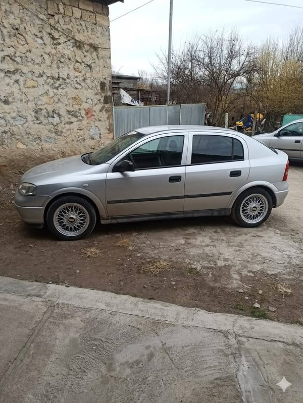 Avtomobil
