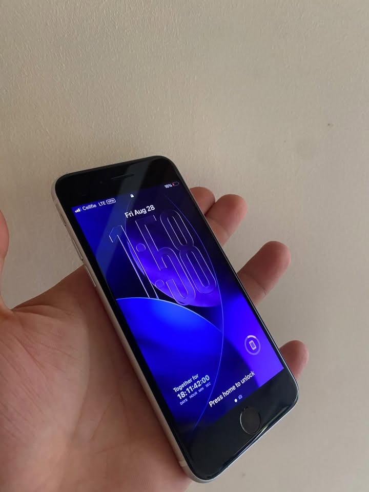 იცვლება iphone se2020 64 GB