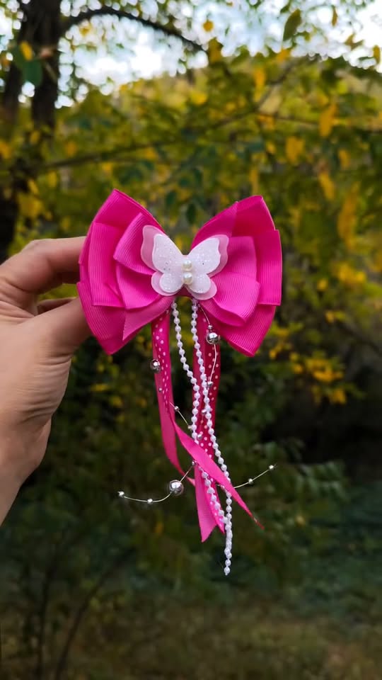 El yapımı pembe saç yayı ile inciler
