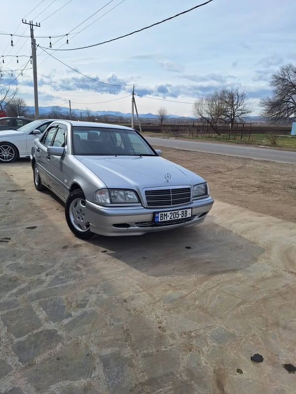 Avtomobil