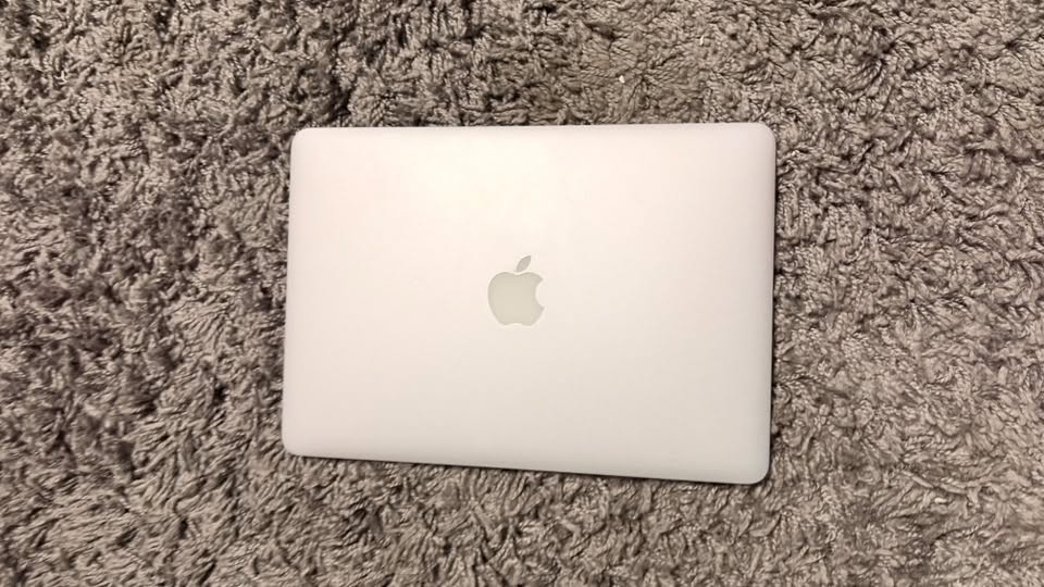 იყიდება Macbook არის იდეალურ მდგომარეობაში მოყვება 2015