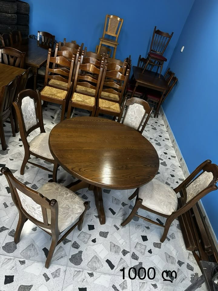 Yuvarlak ahşap yemek masası ve sandalyeler