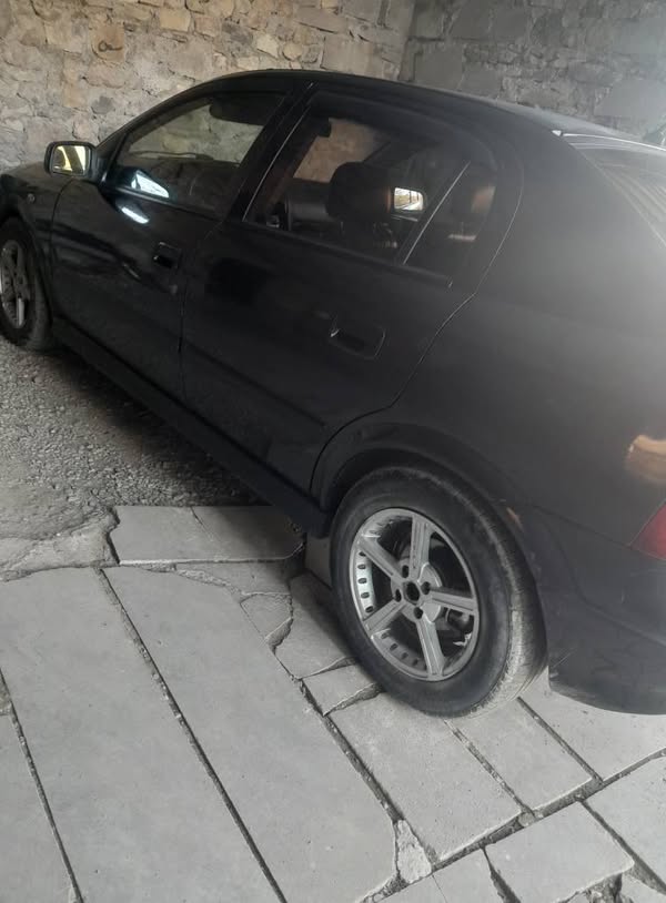 Avtomobil