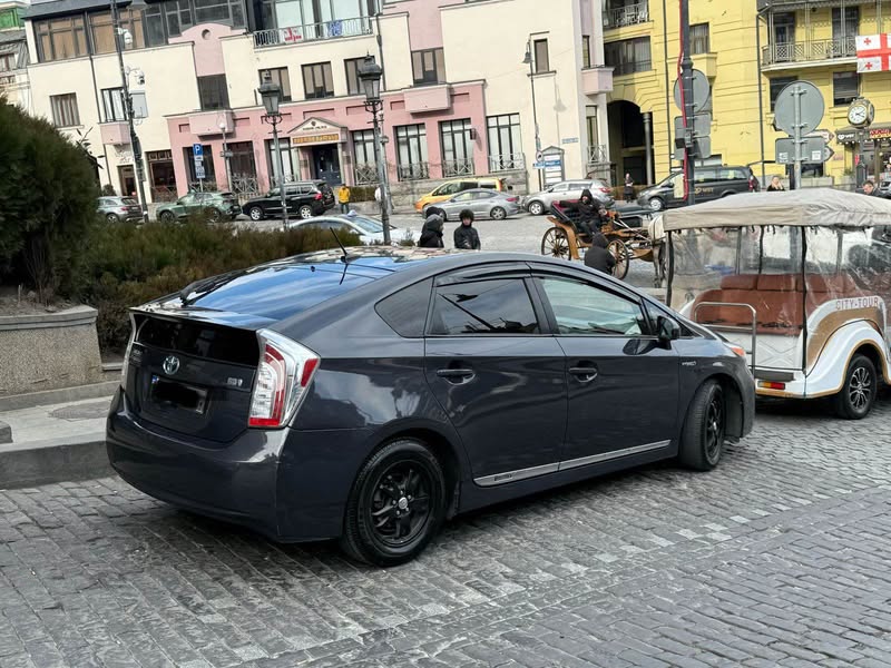 Avtomobil