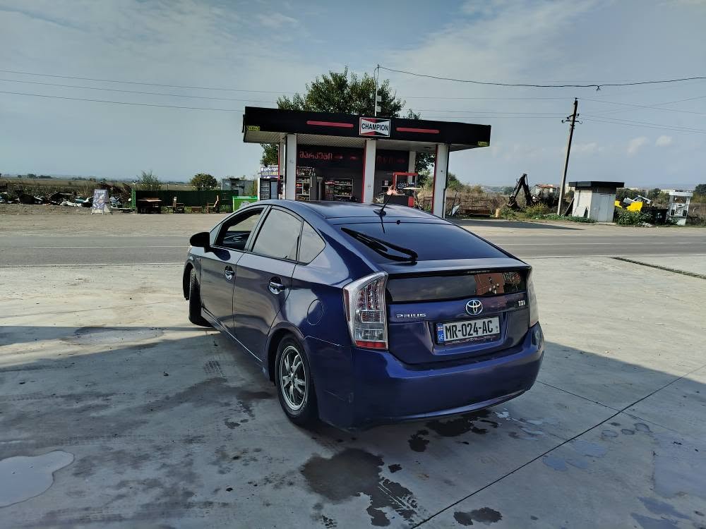 Blue Toyota Prius, good engine