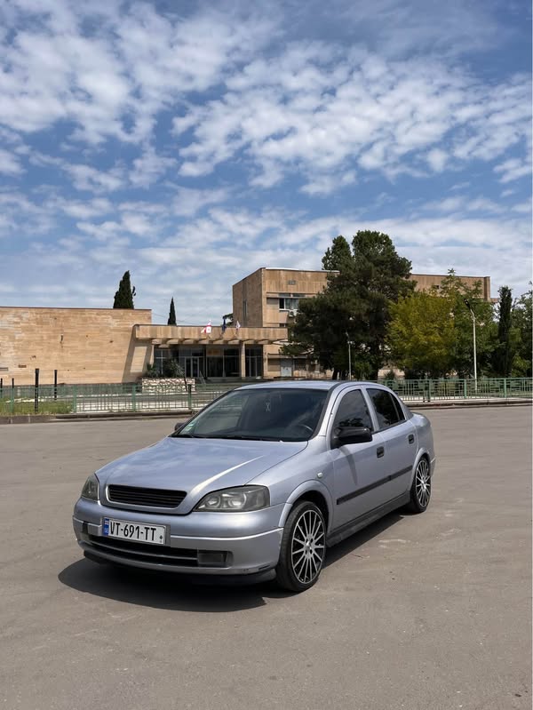 Avtomobil