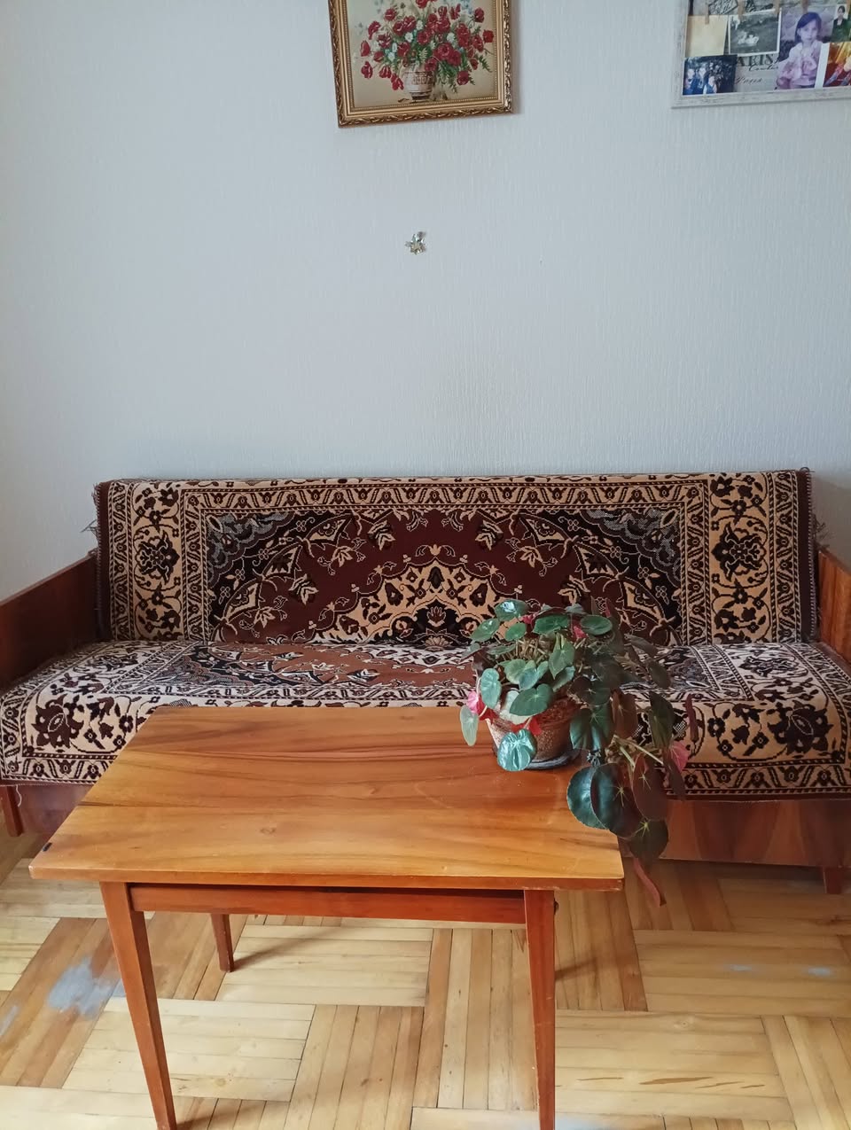 იყიდება მეორადი დივანი პატარა მაგიდით და