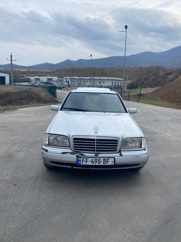 Avtomobil