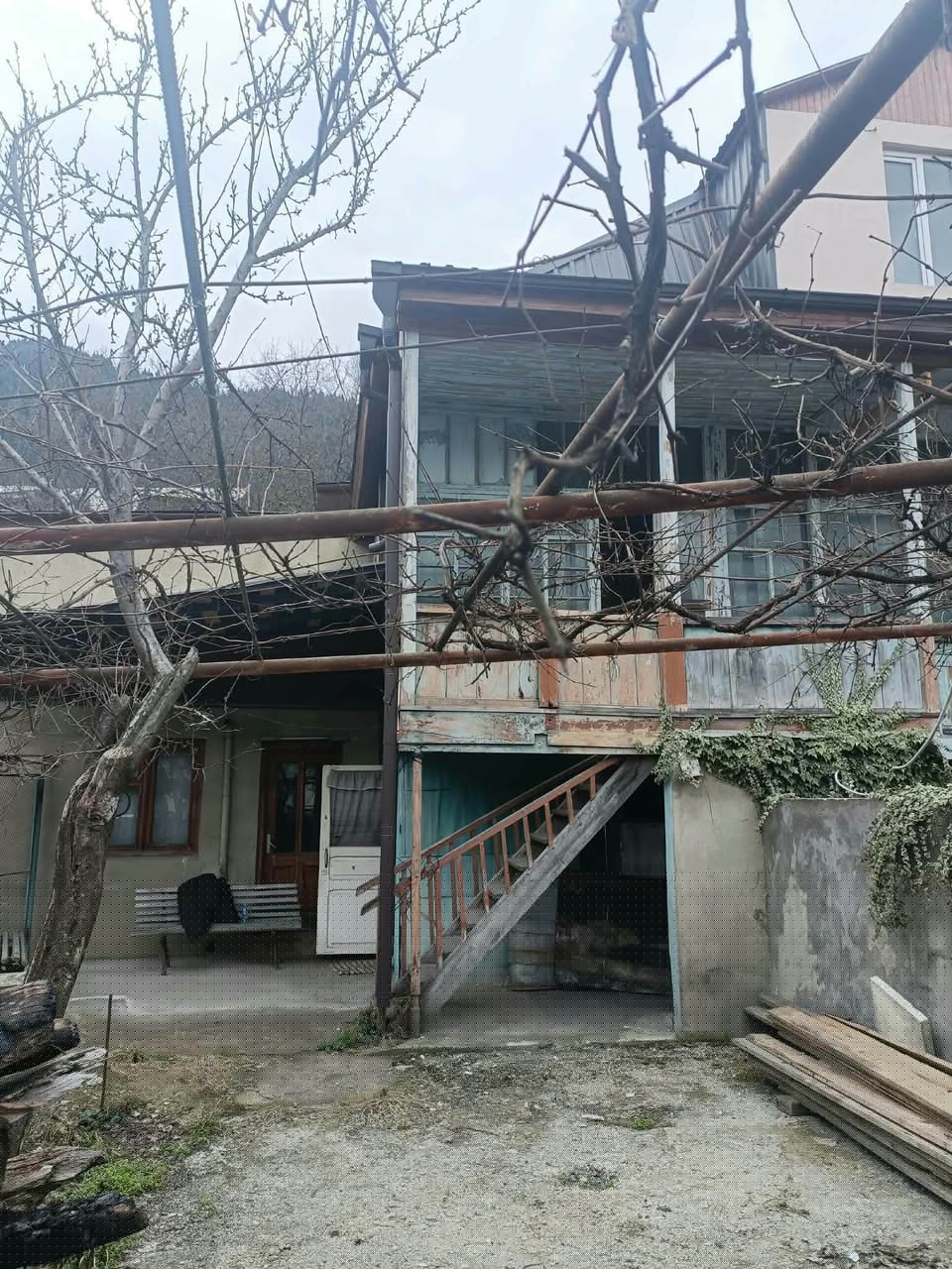 იყიდება სახლი ეზოთი ბორჯომში სასწრაფოდ!!! ფასი — 67,000$