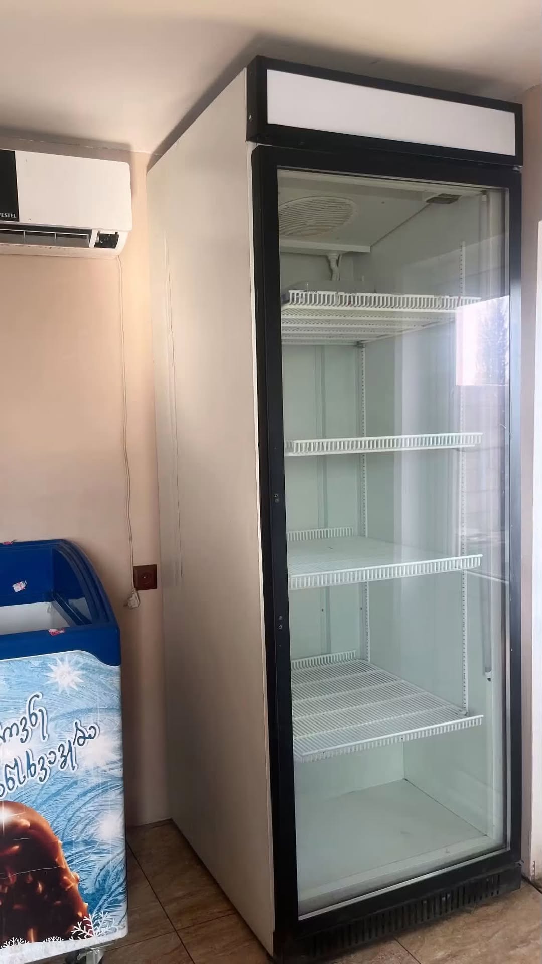İkinci əl şirə soyuducusu satılır, işıqlandırma var - 800₾
