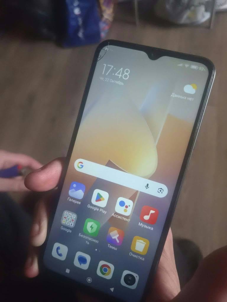 The phone has a crack in the left corner works — 120₾