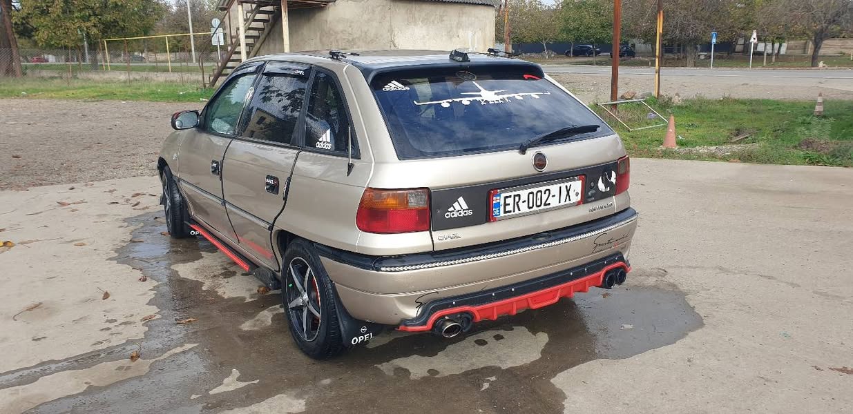 Avtomobil