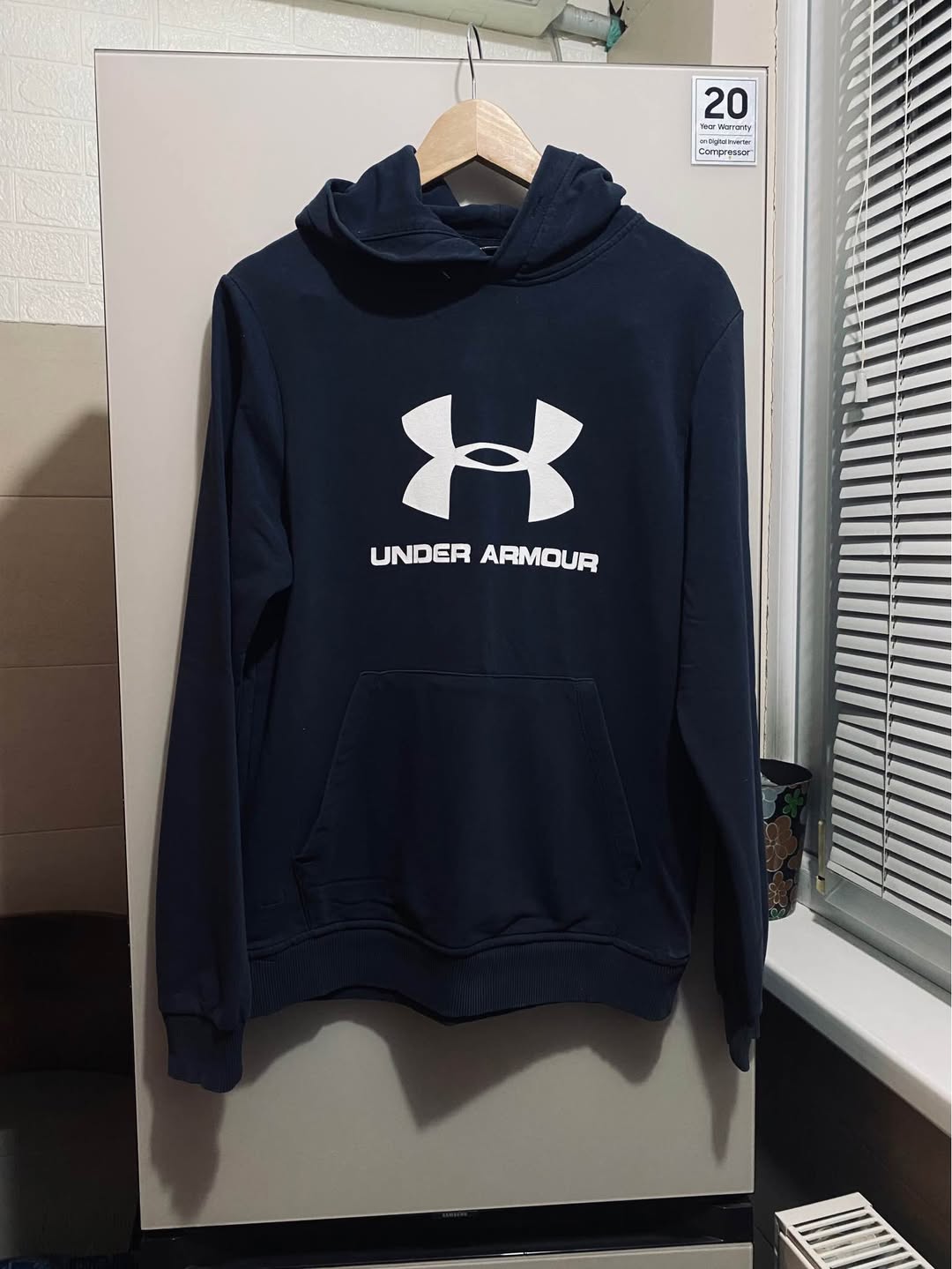 ნეივის ფერის Under Armour ჰუდი თეთრი ლოგოთი