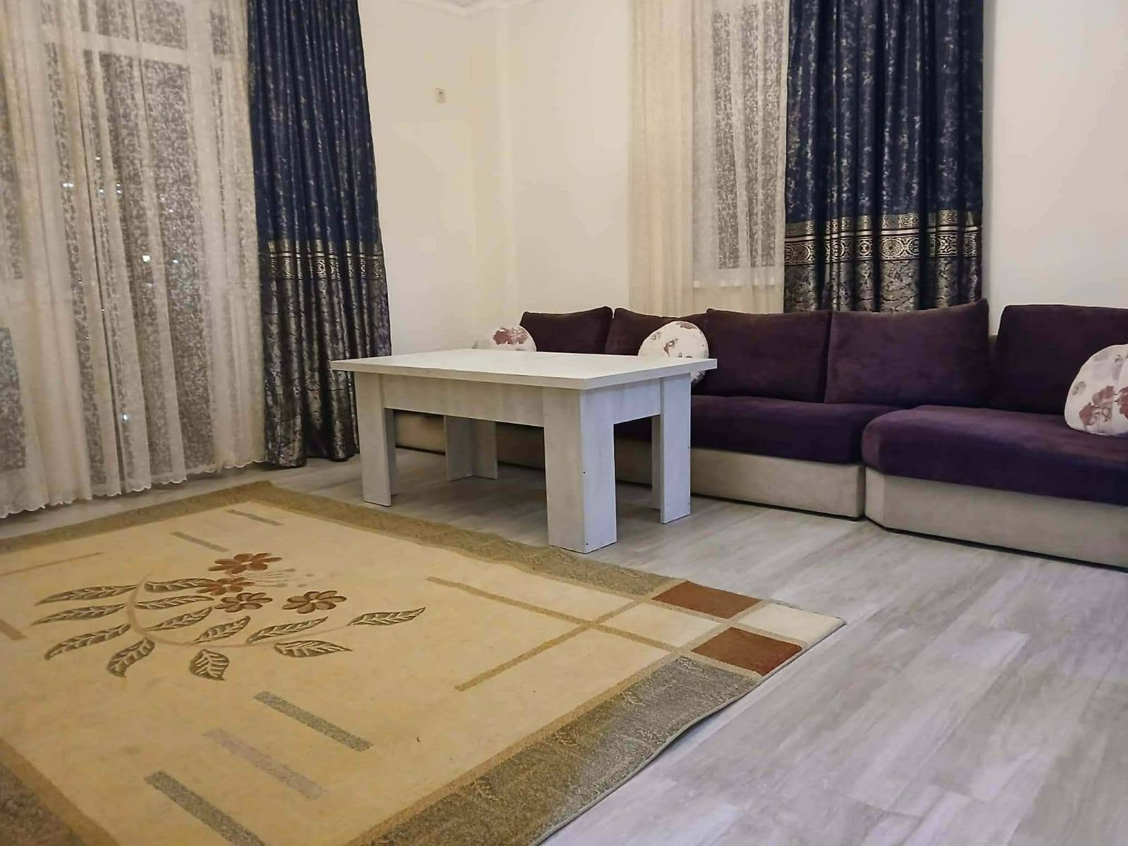 Kiralık 2+1 daire, Türk okulu arkası