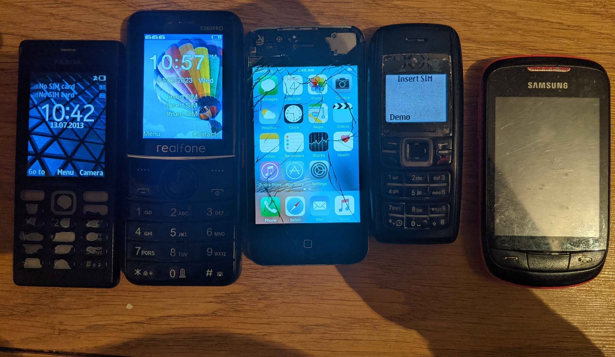 5 ტელეფონი ერთად: Nokia, iPhone 4s, Samsung