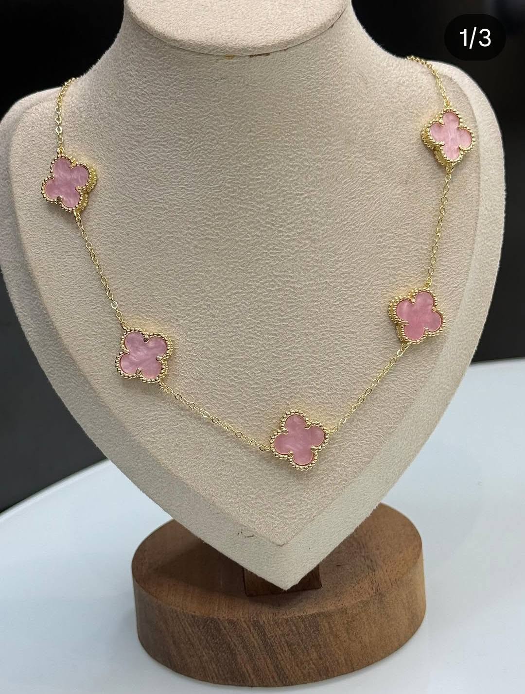 Pembe dört yapraklı boyunbağı