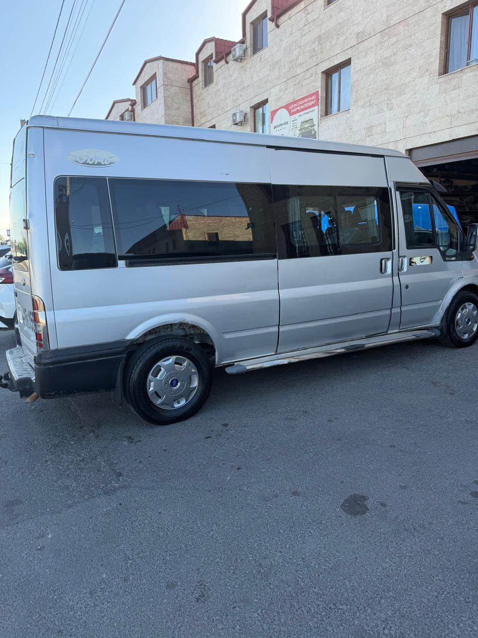 2000 model sadece bugün 6900$'a satılık. Normal durumda.