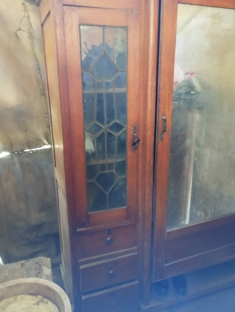 Հնաոճ պահարան (մեծ հայելիով, եռադարակ)։ Արժեքը`