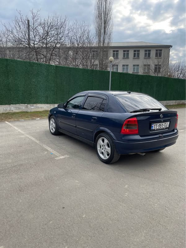 Avtomobil