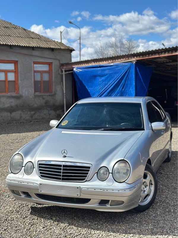 Avtomobil