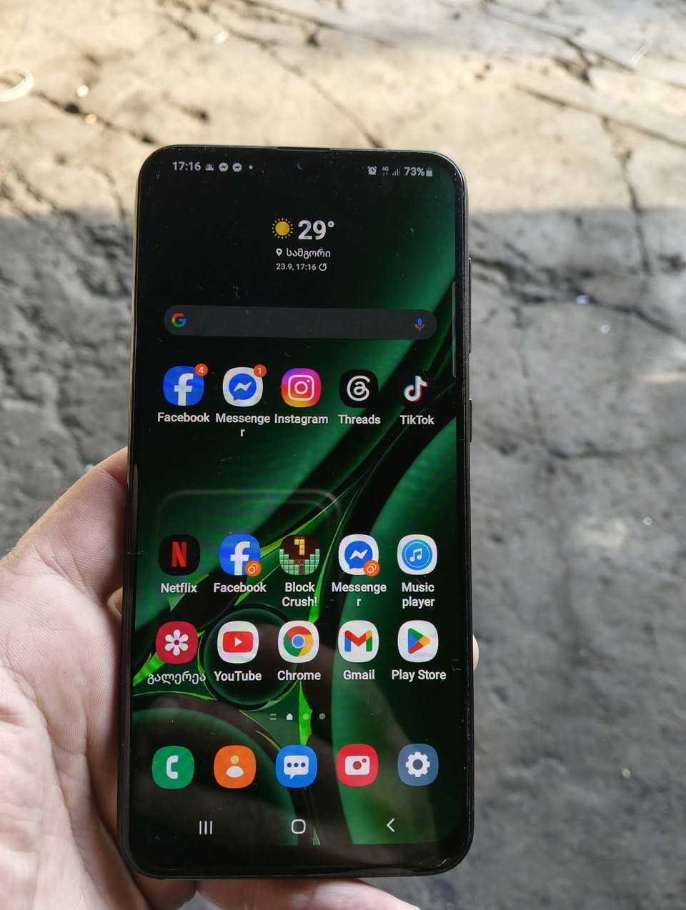 Tbilisidə 2 ədəd telefon birgə 250 lariyə satılır.