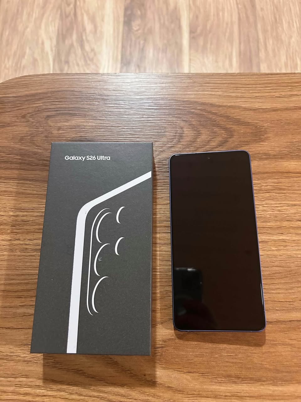 Վաճառվում է Samsung Galaxy S26 Ultra հեռախոս, որը ներառում է տուփը