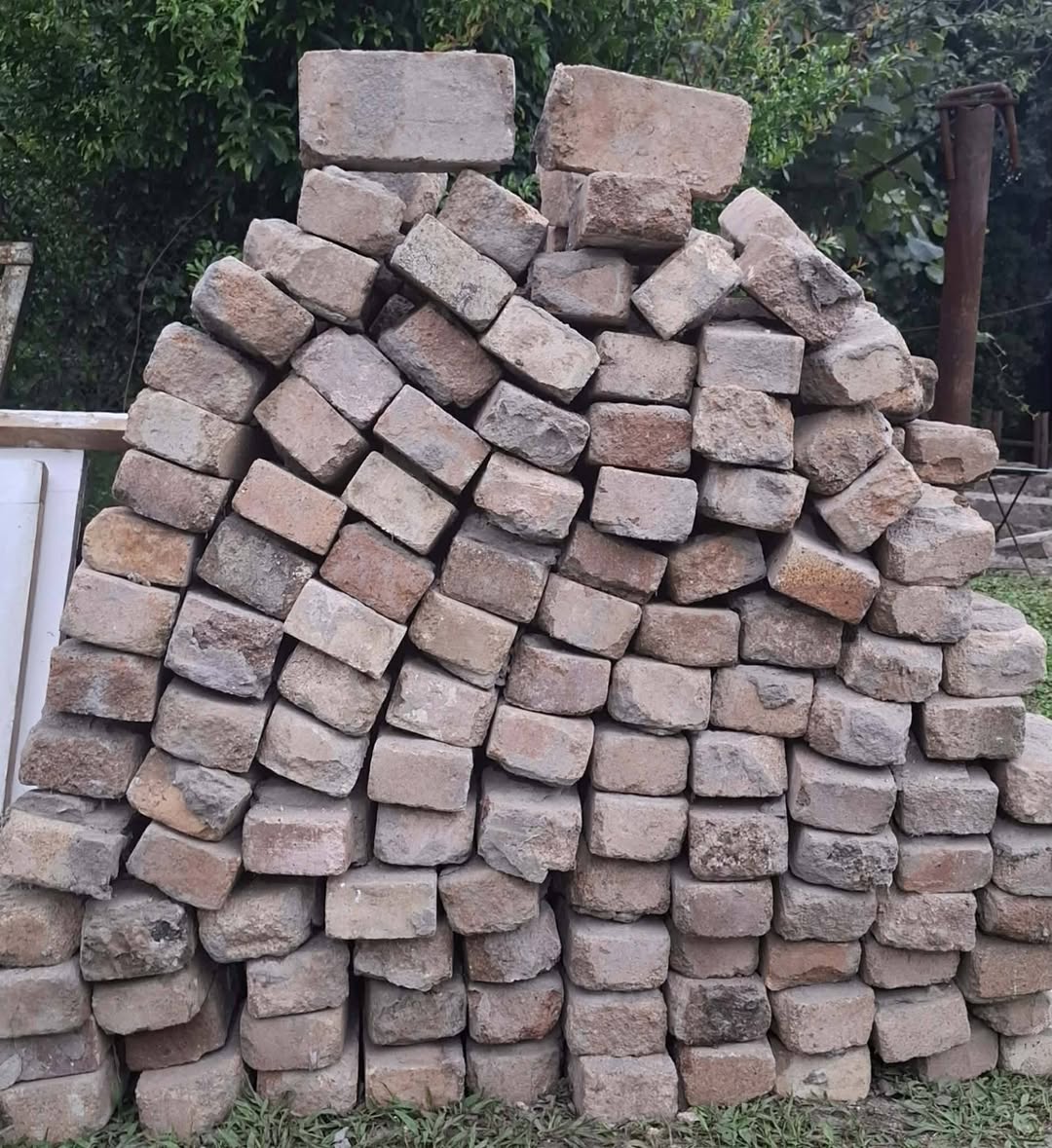 Yangına dayanıklı tuğla satılır.