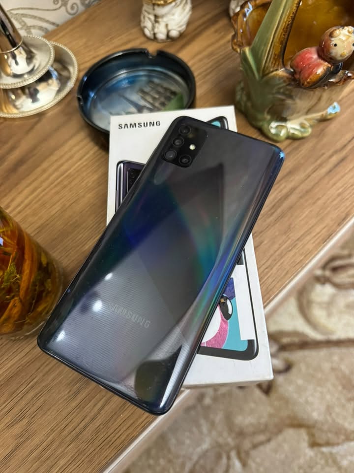 Продаётся Samsung Galaxy A51. Работает нормально