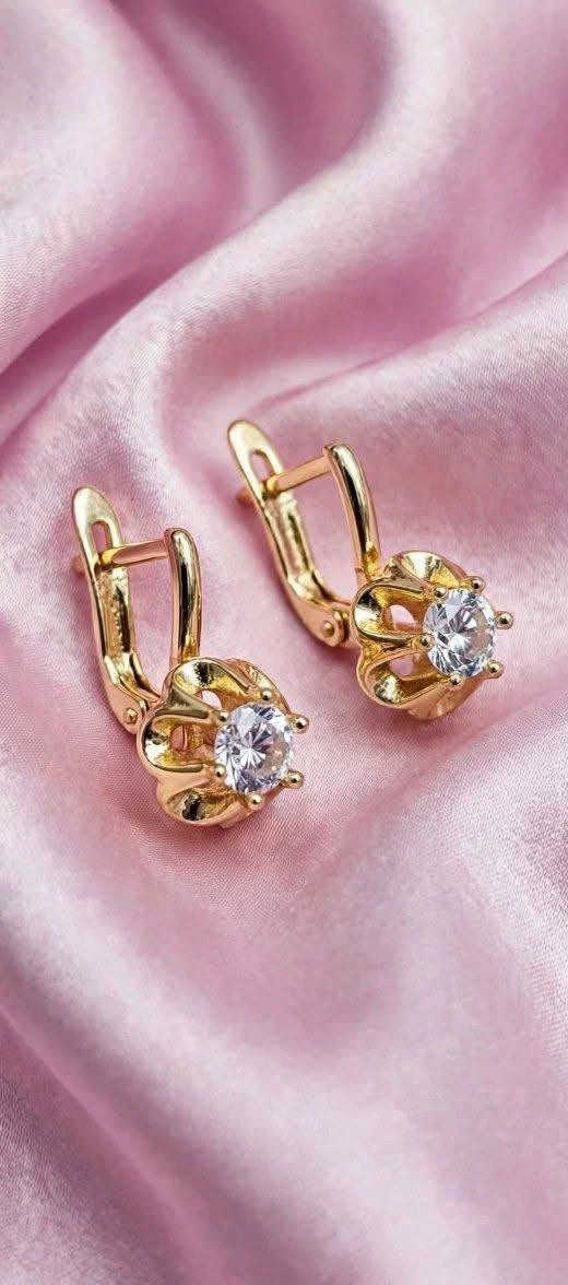 Hinged earrings with white crystal stone