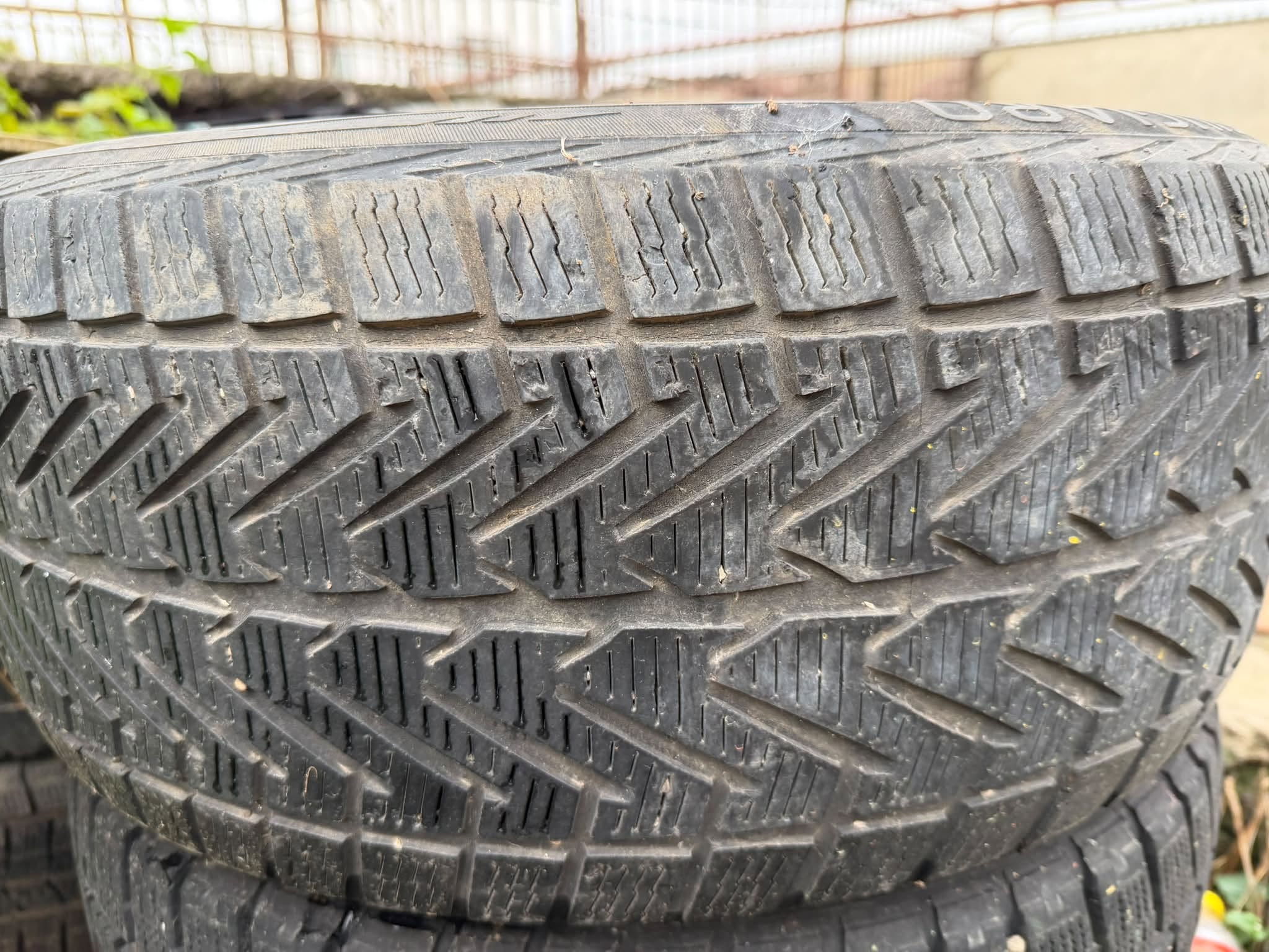 235/45/R18 2014წ ლარი — 30₾