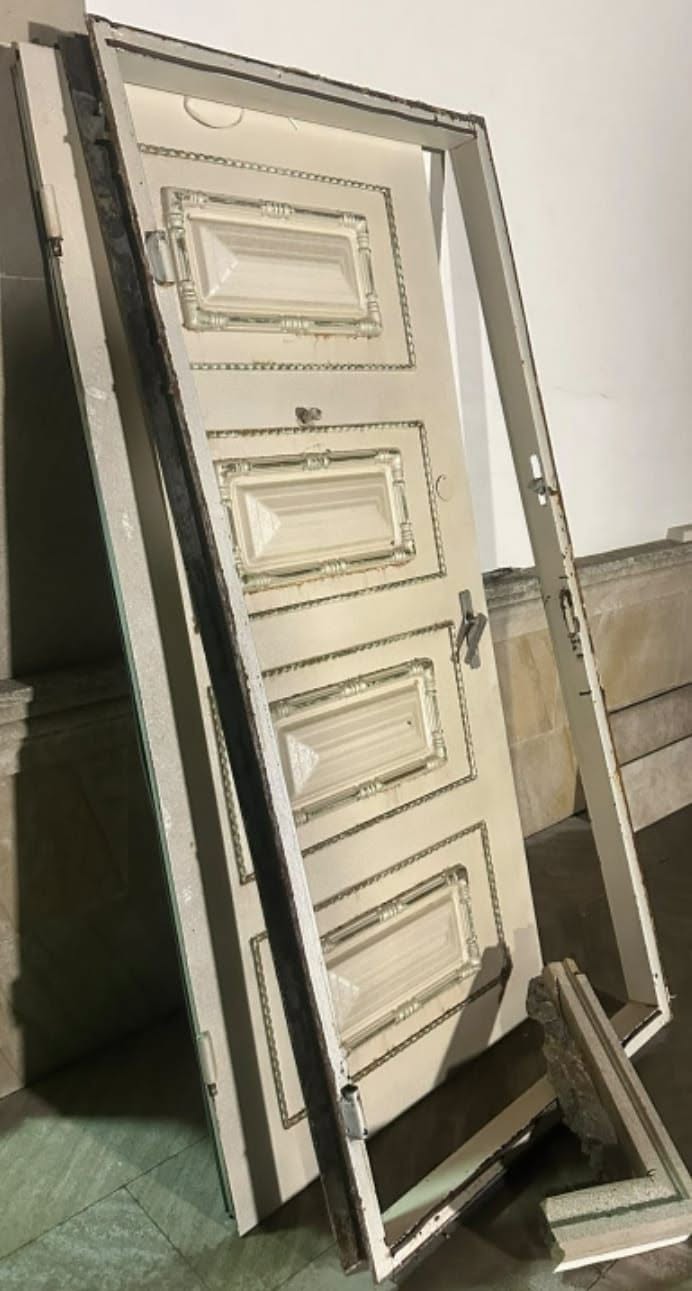Seyf qapi satilir 200azn.Olcu 96x205.qapi 10luq