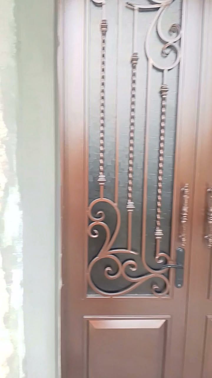 Pencere köşelerini boyuyorum