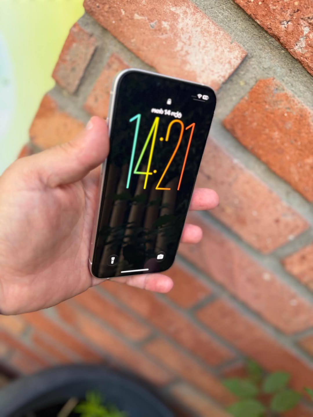 iPhone 13, Face ID works, iCloud clean