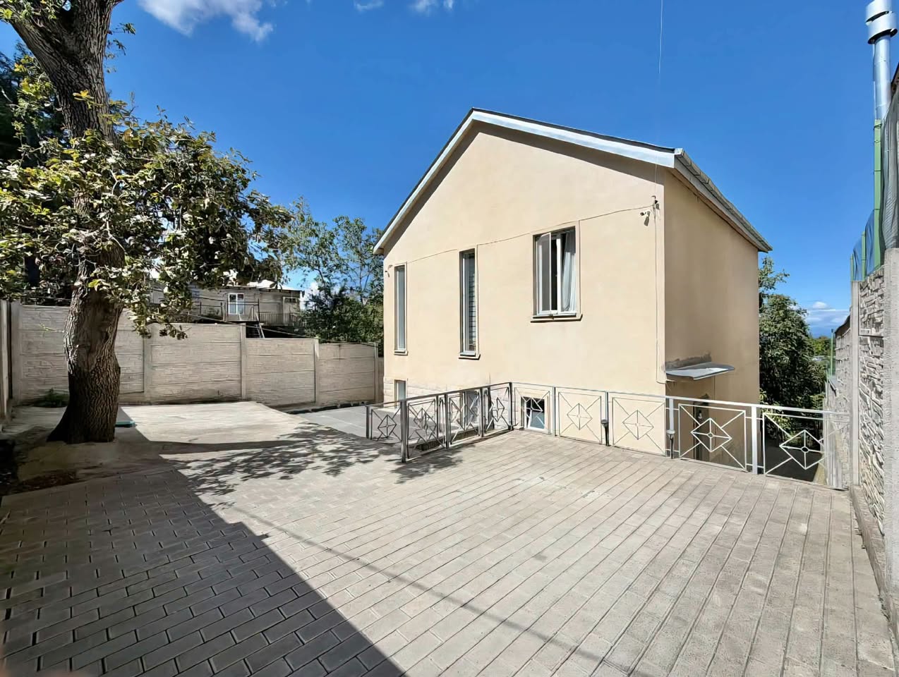 Ev, Tbilisi — $1,700