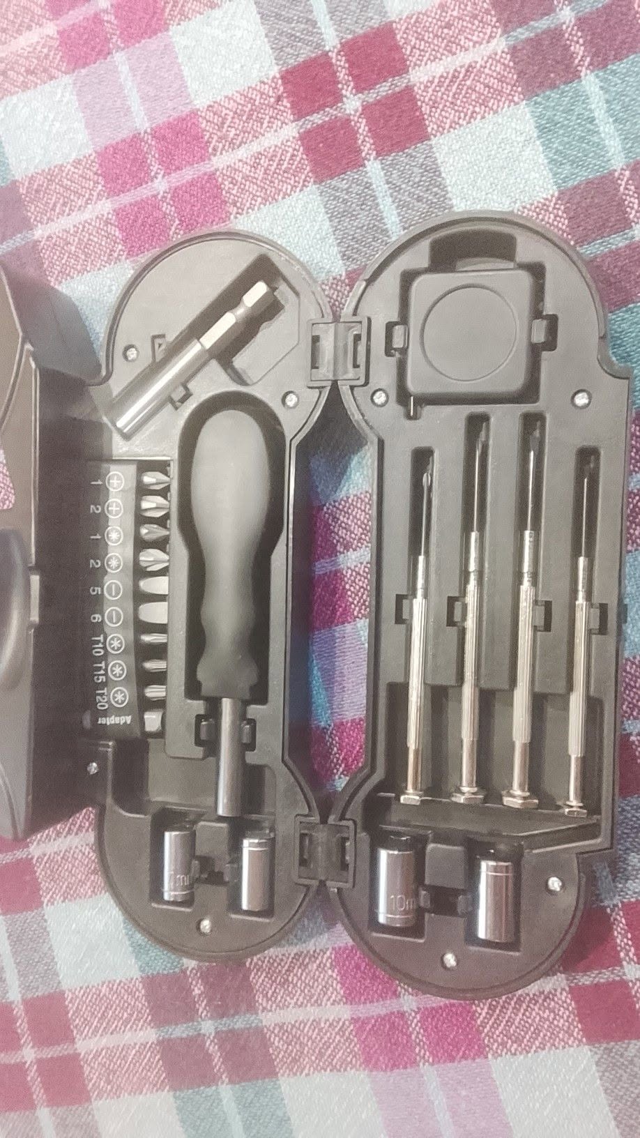 Screwdriver and socket bit set