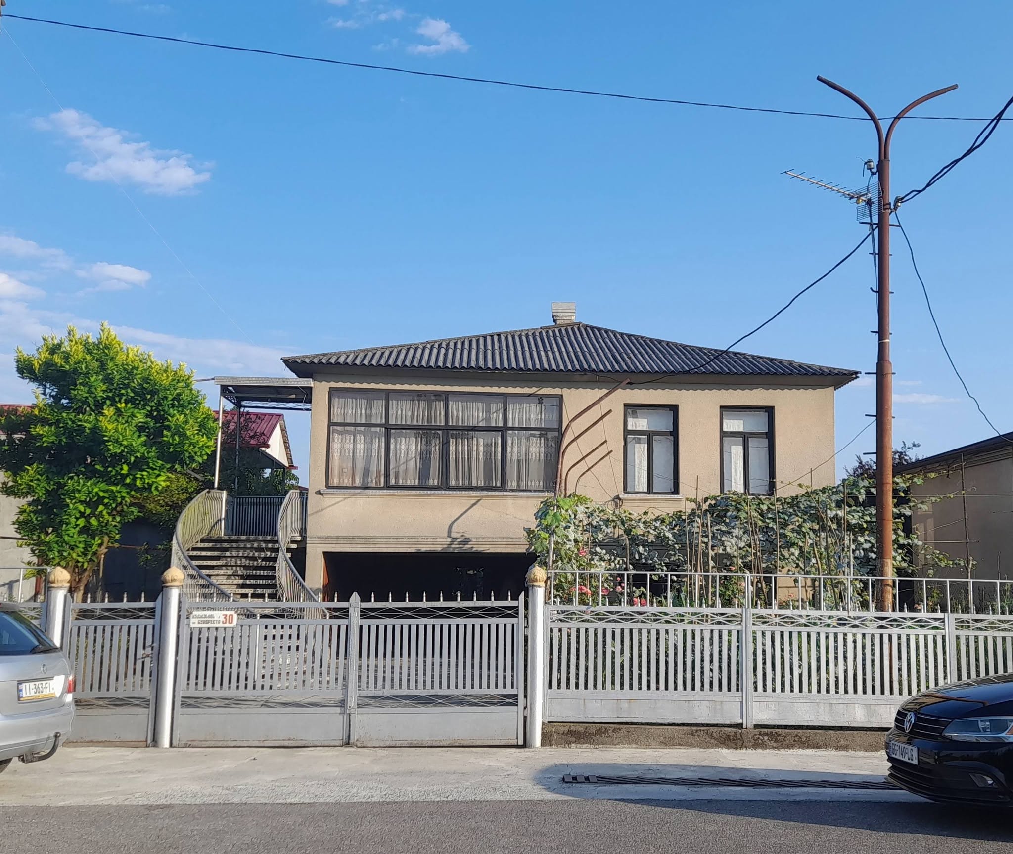 ‼️ზუგდიდი‼️ იყიდება სახლ-კარი 5 წუთის გზა — 65,000$
