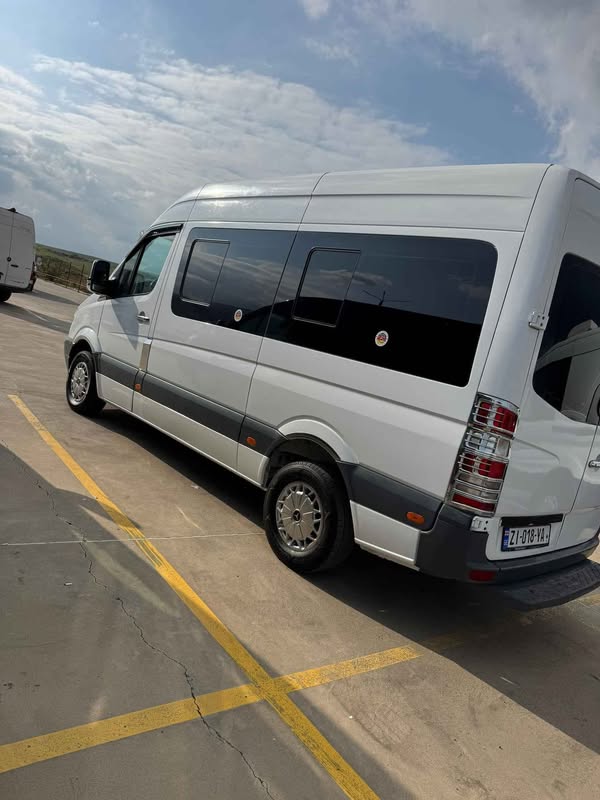 Avtomobil