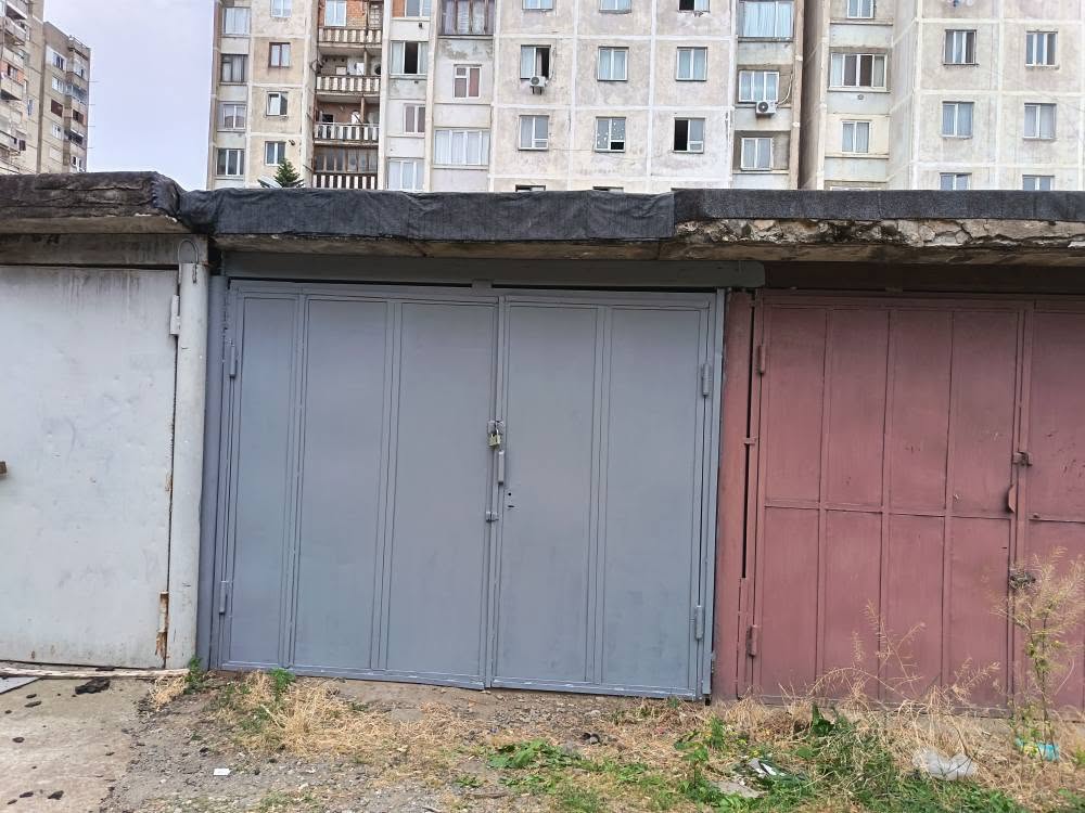 Იყიდება გარაჟი დიდ დიღომში მესამეში 15_ტე,კორპუსსა — 8,500$