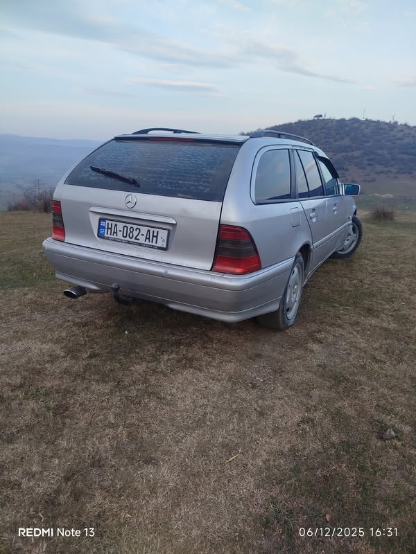 Avtomobil