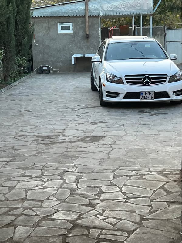 Avtomobil
