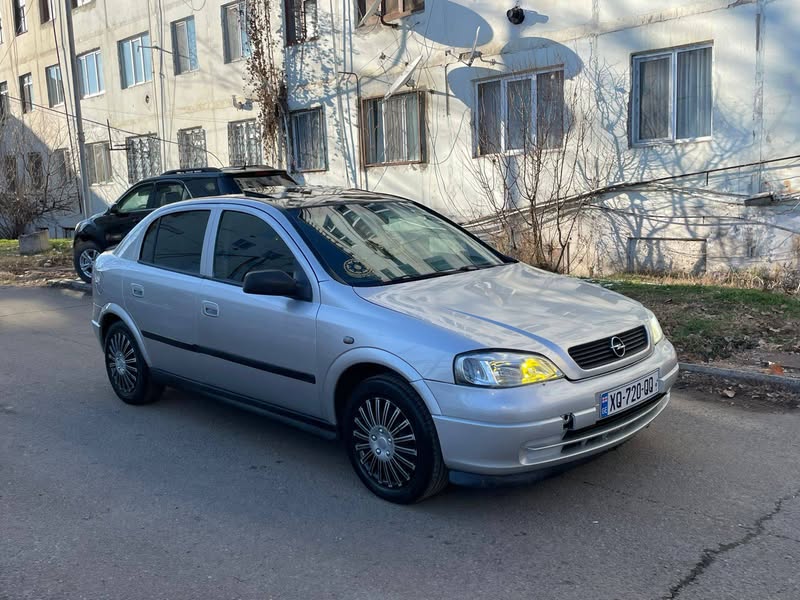 Avtomobil