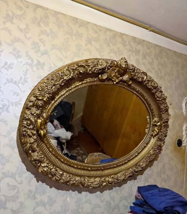 An antique mirror made of bronze is for sale in perfect condition — 350₾
