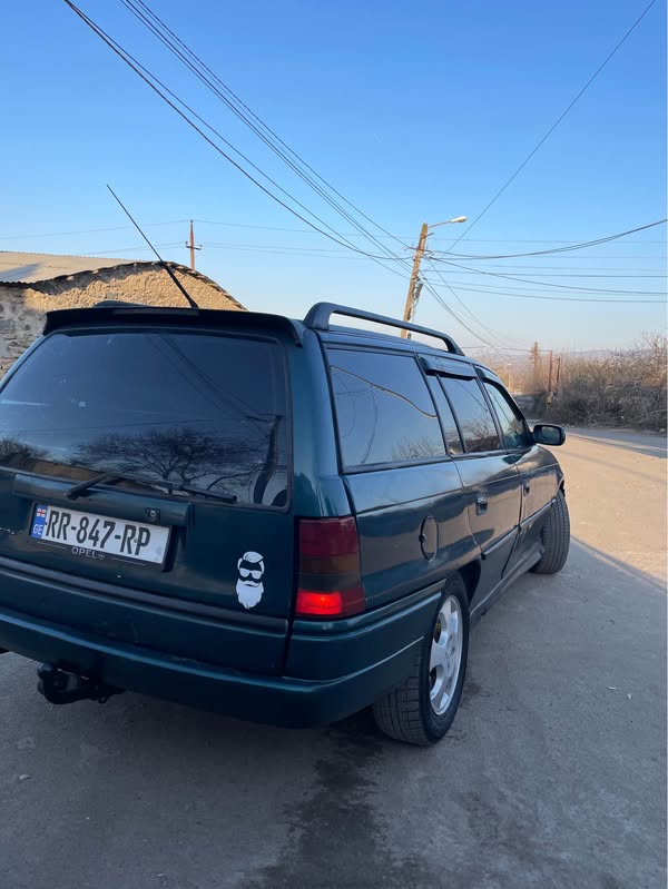 Avtomobil