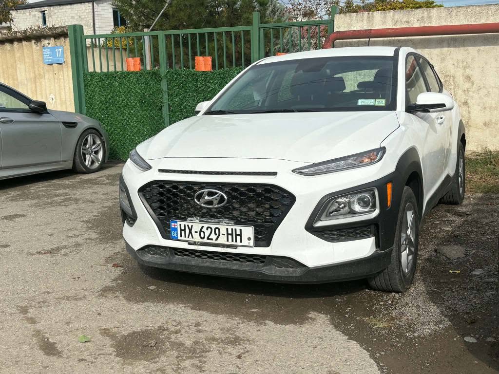 Белый Hyundai Kona автомобиль