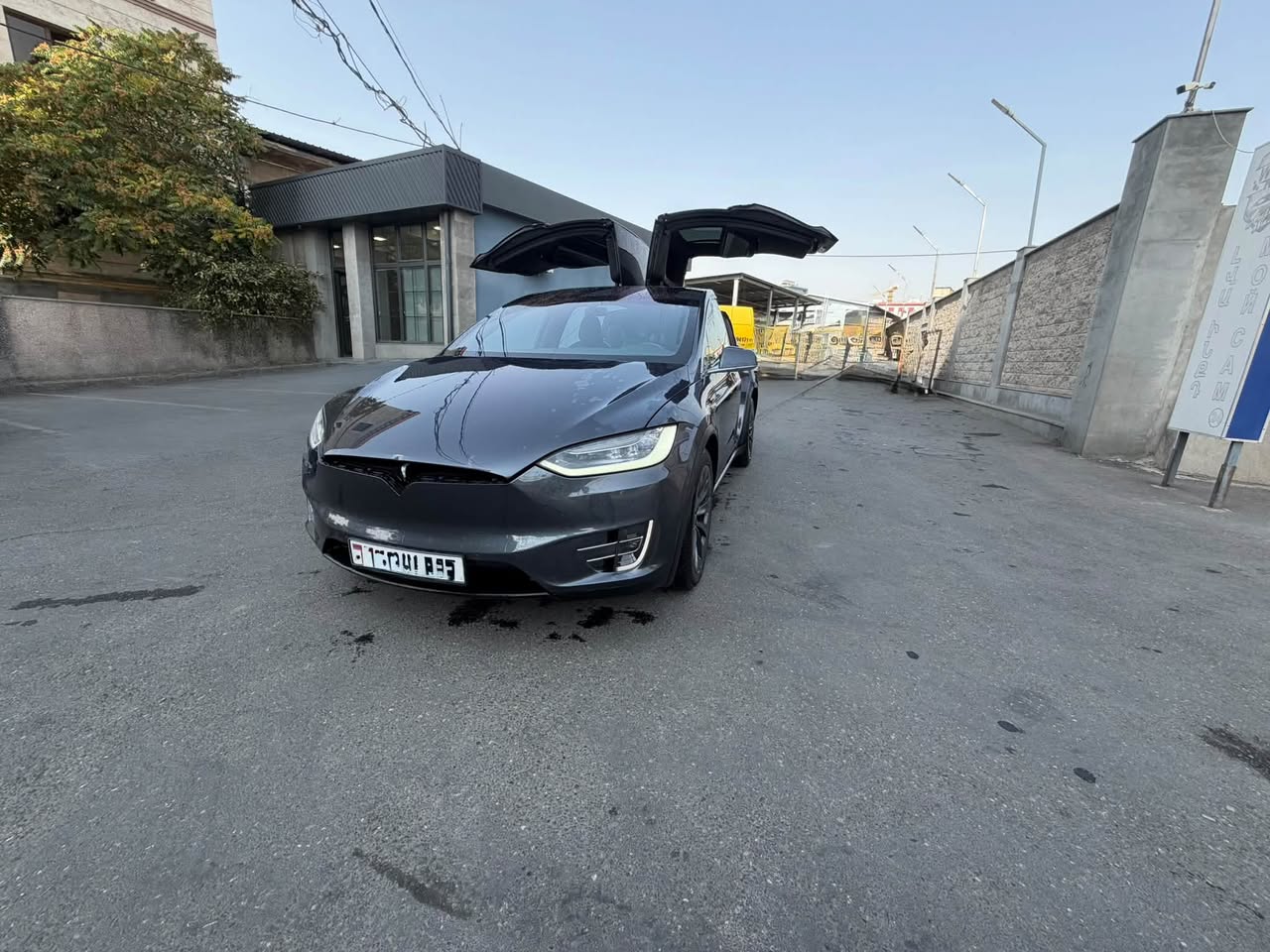 Tesla Model X 2018 — 23,500$