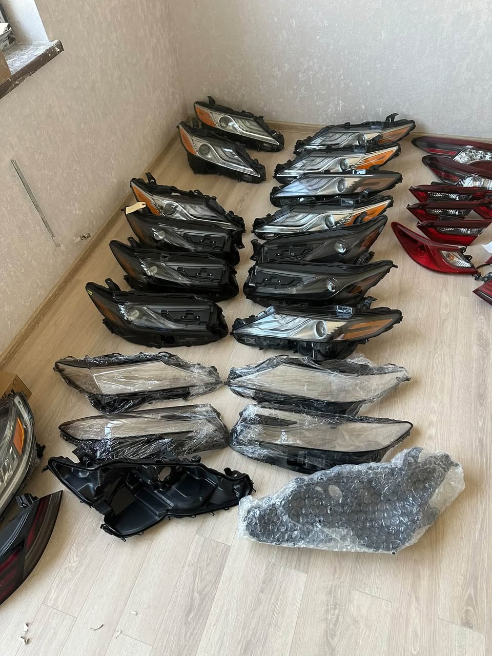 Satılık orijinal farlar ve stoplar da mevcut