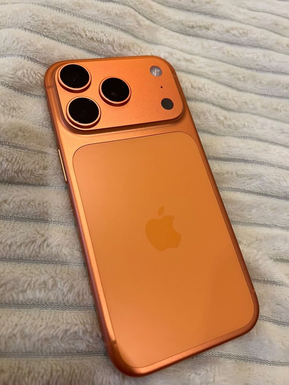 იყიდება 17 pro 256 Gb e-sim.