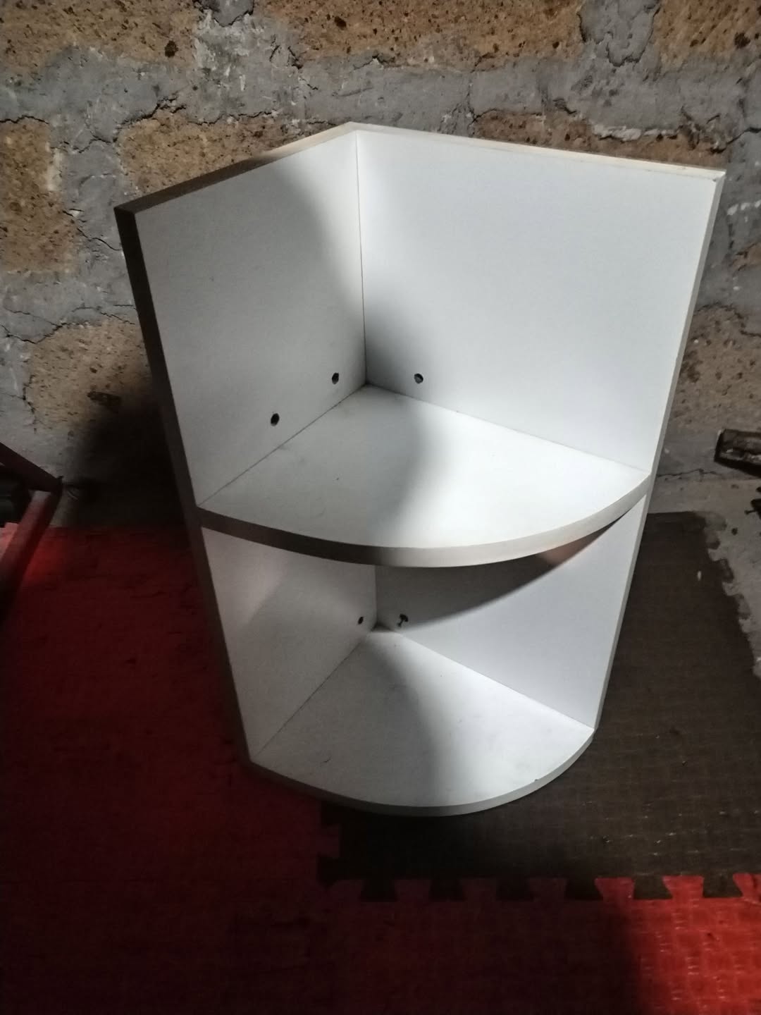 Beyaz köşe raftı, iki seviyeli