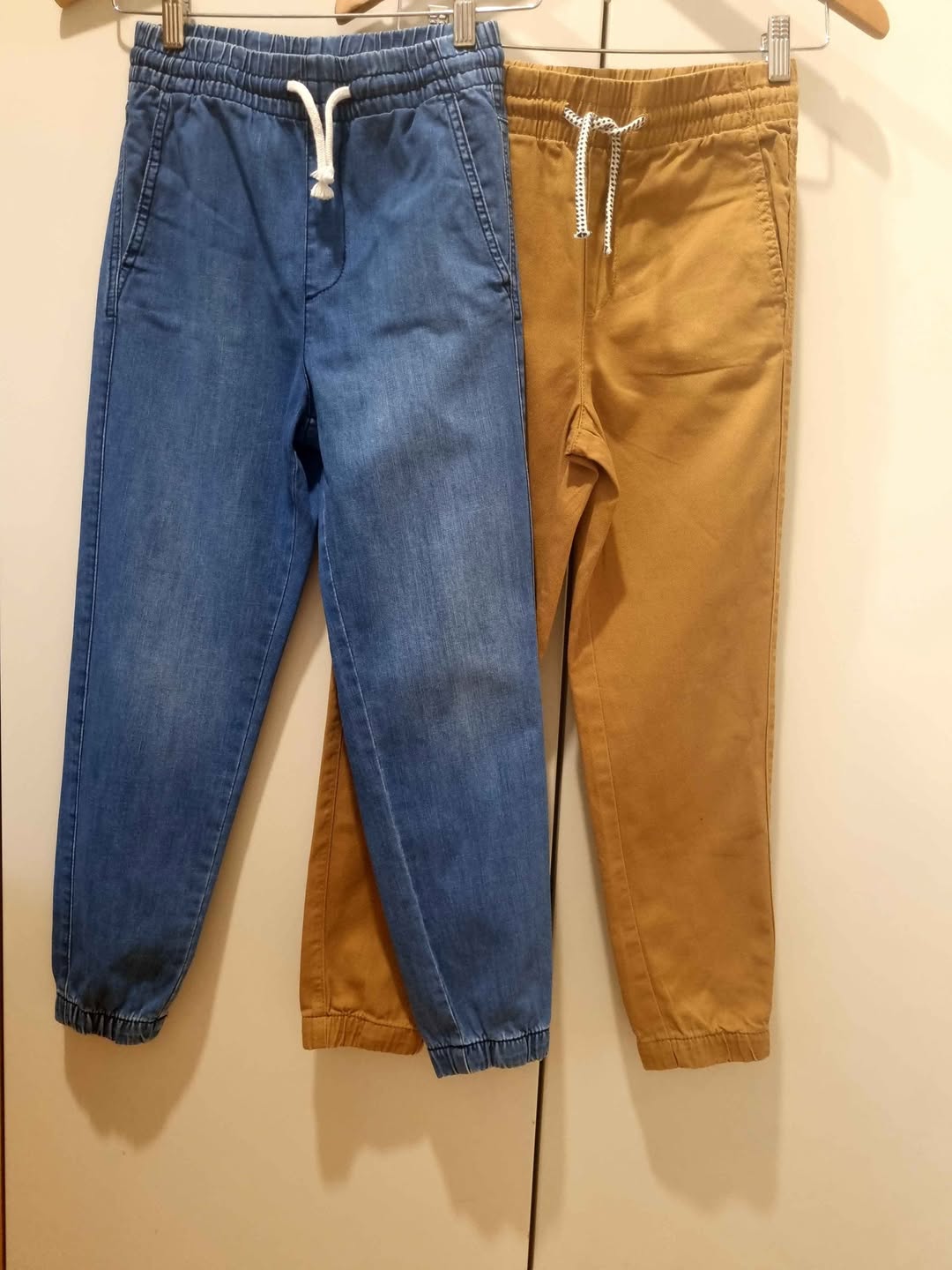 H&M ახალი ჯინსების 9-10 წელზე(140სმ). ორივე