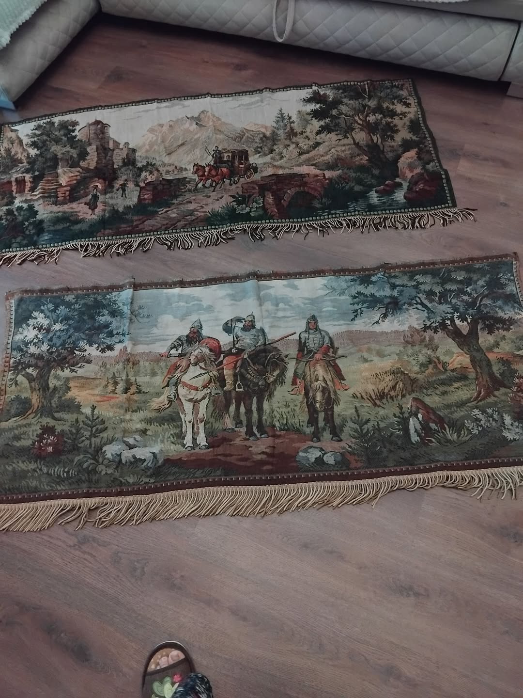 Qobelin divar xalçası, süvarilər və mənzərə